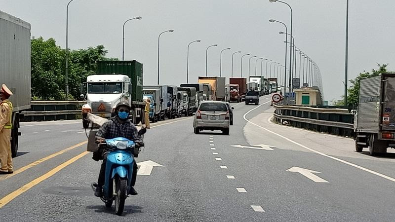 Lực lượng chức năng phân luồng, ưu tiên cho phương tiện đặc biệt và các phương tiện chở hàng hoá giao thương - Ảnh: Hoàng Long Lực lượng chức năng phân luồng, ưu tiên cho phương tiện đặc biệt và các phương tiện chở hàng hoá giao thương - Ảnh: Hoàng Long