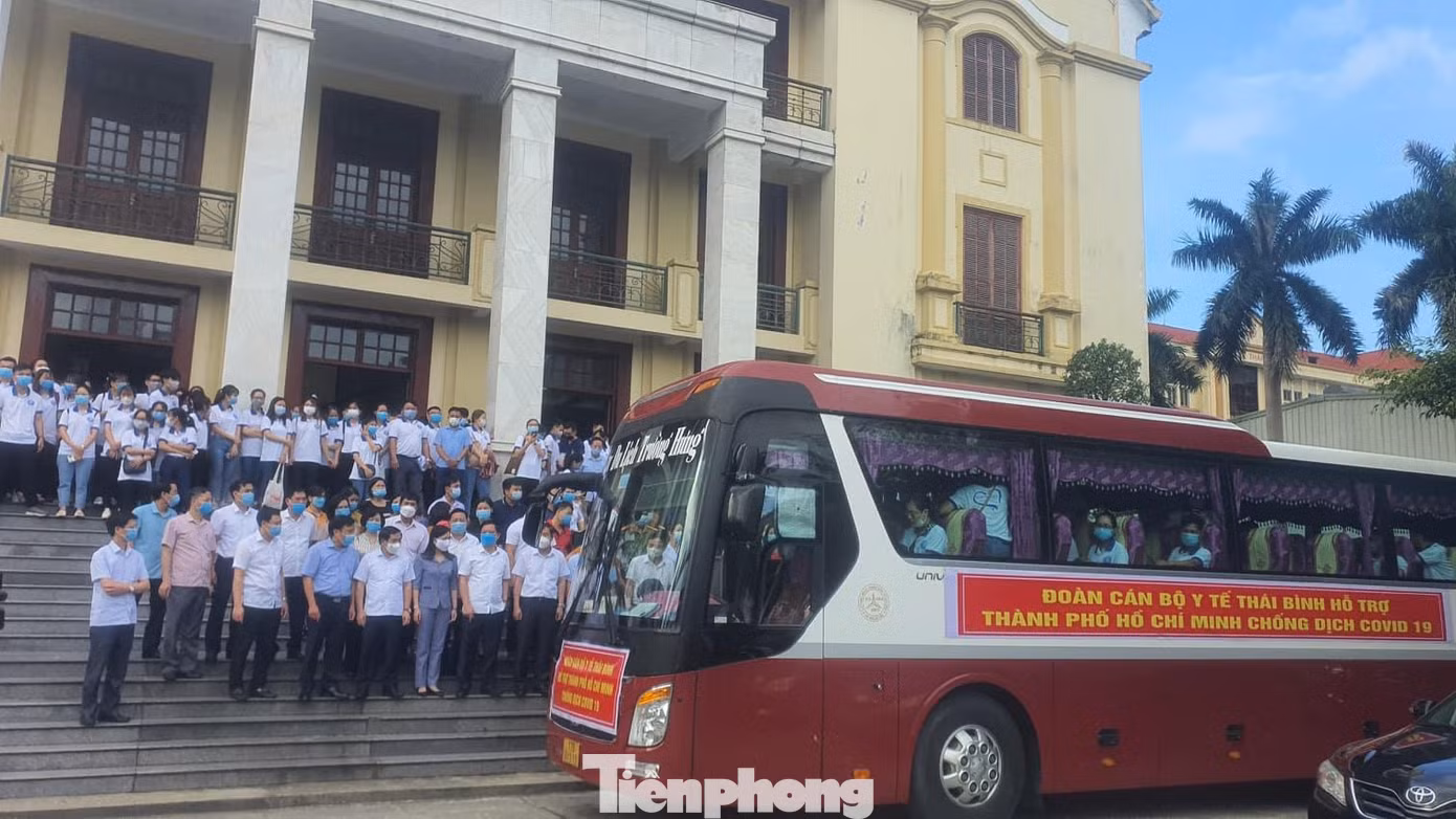 Ngày 15/7, 410 cán bộ, sinh viên y tế Thái Bình lên xe vào TP Hồ Chí Minh tham gia chống dịch COVID-19 - Ảnh: Hoàng Long