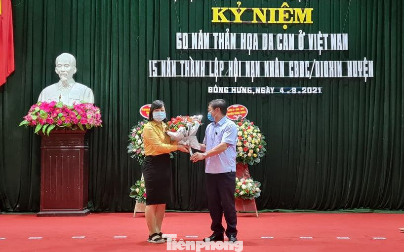 Chủ tịch UBND huyện Đông Hưng Tô Xuân Thức cảm ơn Quỹ "Vì tầm vóc Việt" - Ảnh: Hoàng Long Chủ tịch UBND huyện Đông Hưng Tô Xuân Thức cảm ơn Quỹ "Vì tầm vóc Việt" - Ảnh: Hoàng Long