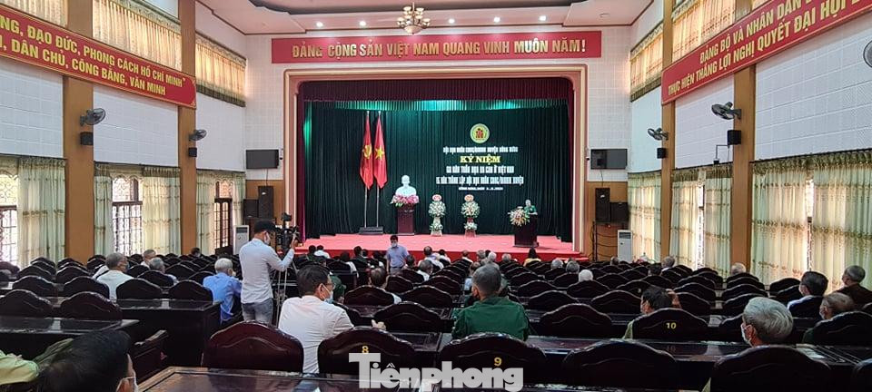 Chủ tịch Hội Nạn nhân chất độc da cam/DIoxin huyện Đông Hưng, Thái Bình và các nạn nhân chất độc dam cam được tặng quà cảm ơn Quỹ "Vì tầm vóc Việt" và Báo Tiền Phong - Ảnh: Hoàng Long Chủ tịch Hội Nạn nhân chất độc da cam/DIoxin huyện Đông Hưng, Thái Bình và các nạn nhân chất độc dam cam được tặng quà cảm ơn Quỹ "Vì tầm vóc Việt" và Báo Tiền Phong - Ảnh: Hoàng Long