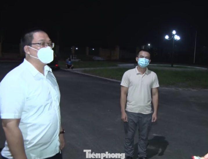 Lưu Ngọc Hiền (trái) và Ngô Ngọc Khôi bị phát hiện dùng giấy đi đường giả - Ảnh: Hoàng Long