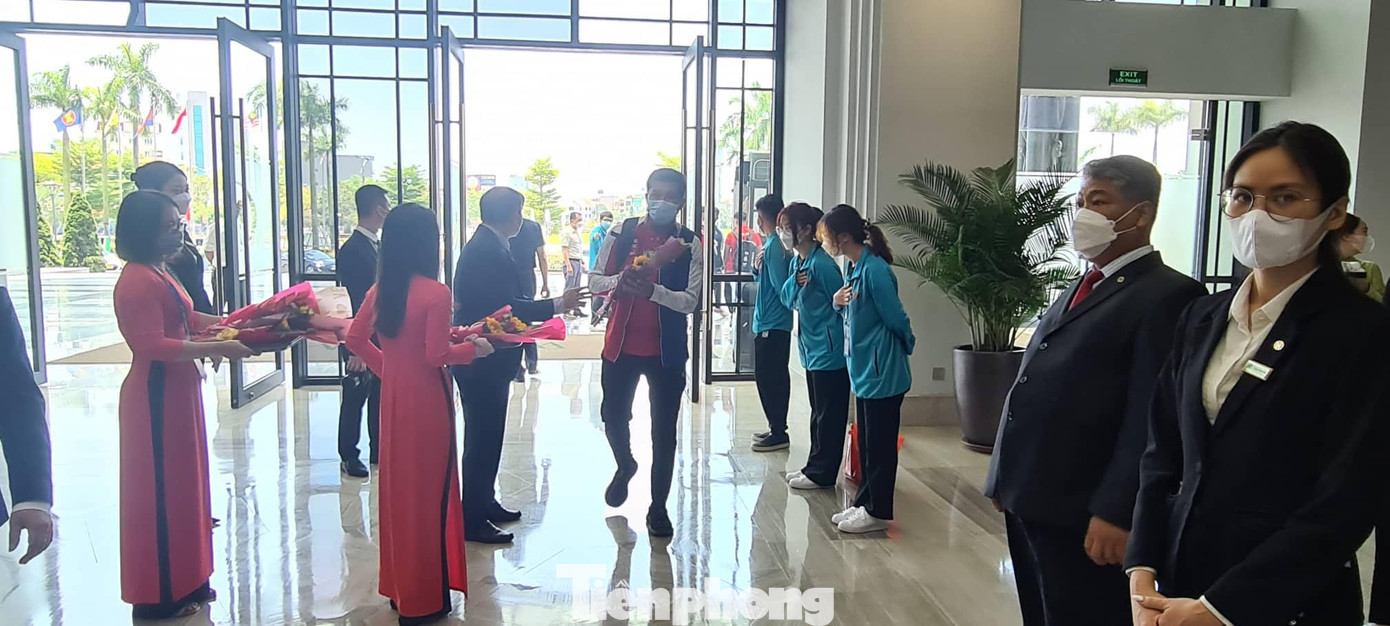 Tỉnh Nam Định bố trí hàng trăm tình nguyện viên để hỗ trợ, phục vụ các vận động viên, quan khách trong thời gian đến Nam Định tham dự SEA Games 31 - Ảnh: Hoàng Long