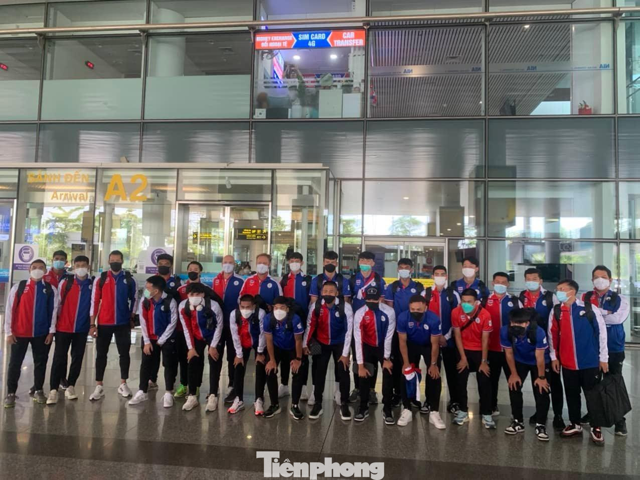Lúc 9 giờ 35 sáng nay, 4/5, đội bóng đá Nam Thái Lan có mặt tại sân bay Nội Bài để thi đấu SEA Games 31 - Ảnh: Hoàng Long Lúc hơn 12 giờ trưa 4/5, đoàn Thái Lan có mặt tại khách sạn Nam Cường tại thành phố Nam Định và được lãnh đạo tỉnh Nam Định đón tiếp nồng nhiệt - Ảnh: Hoàng Long