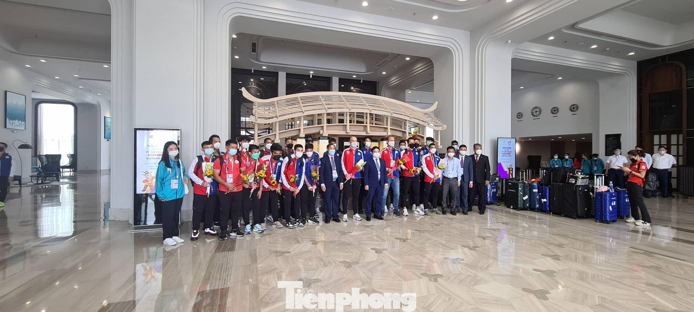 Lúc hơn 12 giờ trưa 4/5, đoàn Thái Lan có mặt tại khách sạn Nam Cường tại thành phố Nam Định và được lãnh đạo tỉnh Nam Định đón tiếp nồng nhiệt - Ảnh: Hoàng Long