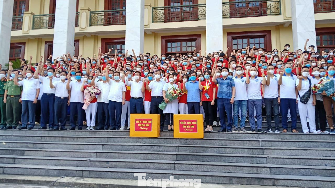 Lãnh đạo tỉnh Thái Bình chúc đoàn lên đường bình an, góp sức cùng miền Nam sớm chiến thắng dịch COVID-10 - Ảnh: Hoàng Long Lãnh đạo tỉnh Thái Bình chúc đoàn lên đường bình an, góp sức cùng miền Nam sớm chiến thắng dịch COVID-10 - Ảnh: Hoàng Long