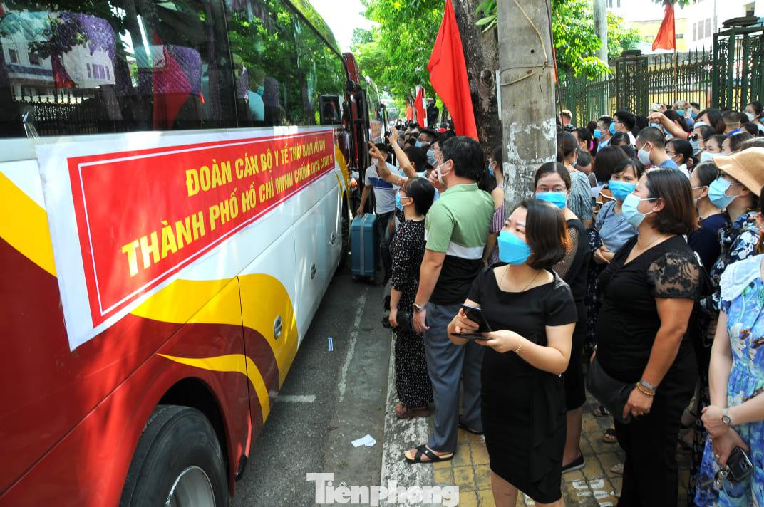 Bin rịn chia tay những người vào tuyến đầu chống dịch - Ảnh: Hoàng Long Bin rịn chia tay những người vào tuyến đầu chống dịch - Ảnh: Hoàng Long