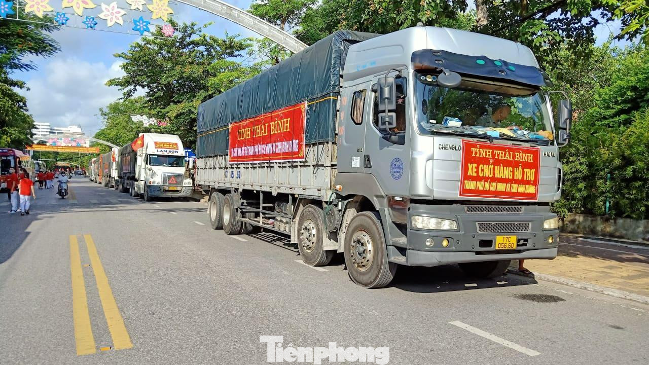 Đoàn xe chở cán bộ y tế, hàng hoá khởi hành hướng về miền Nam thân yêu - Ảnh: Hoàng Long Đoàn xe chở cán bộ y tế, hàng hoá khởi hành hướng về miền Nam thân yêu - Ảnh: Hoàng Long