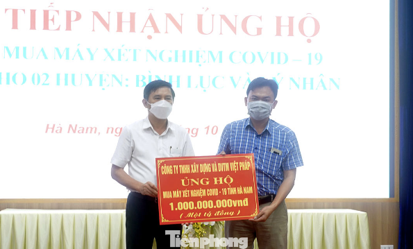 Các doanh nghiệp tại Hà Nam tiếp tục ủng hộ kinh phí phòng chống COVID-19 - Ảnh: Hoàng Long