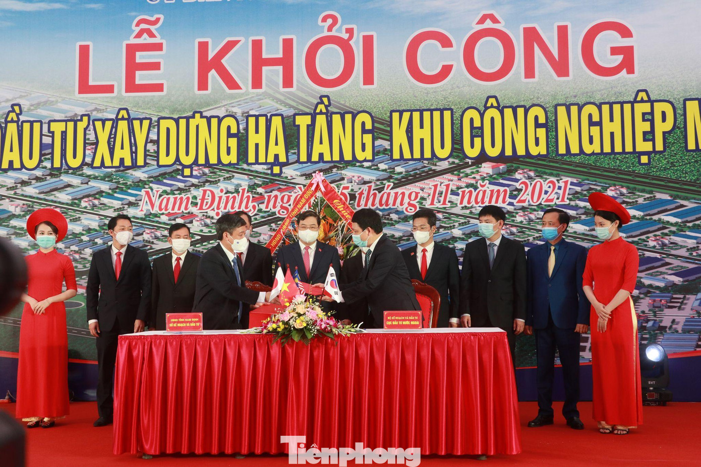 Ông Mai Văn Quyết, Giám đốc Sở Kế hoạch và Đầu tư tỉnh Nam Định ký thoả thuận hợp tác đầu tư nước ngoài với đại diện Cục Đầu tư nước ngoài, Bộ Kế hoạch và Đầu tư - Ảnh: Hoàng Long