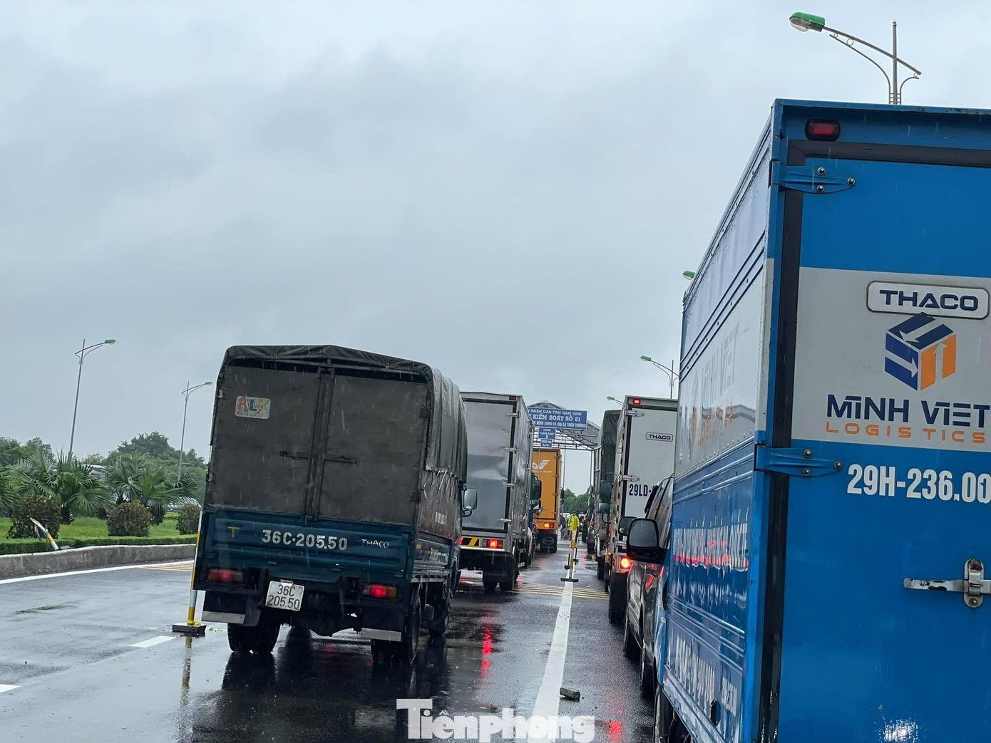 Đến chiều 15/10, dòng xe vẫn ùn ứ ở chốt kiểm dịch Mỹ Lộc vì phải có kết quả xét nghiệm mới được vào tỉnh Nam Định - Ảnh: Hoàng Long