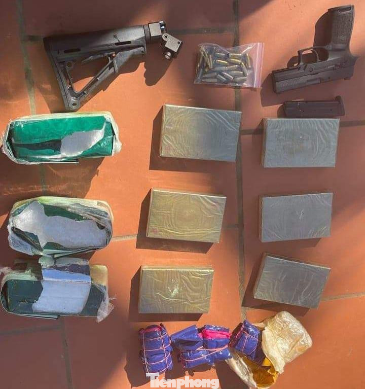 Ngoài hơn 23 kg ma tuý các loại, các đối tượng còn tàng trữ nhiều vũ khí, đạn dược - Ảnh: Hoàng Long Ngoài hơn 23 kg ma tuý các loại, các đối tượng còn tàng trữ nhiều vũ khí, đạn dược - Ảnh: Hoàng Long