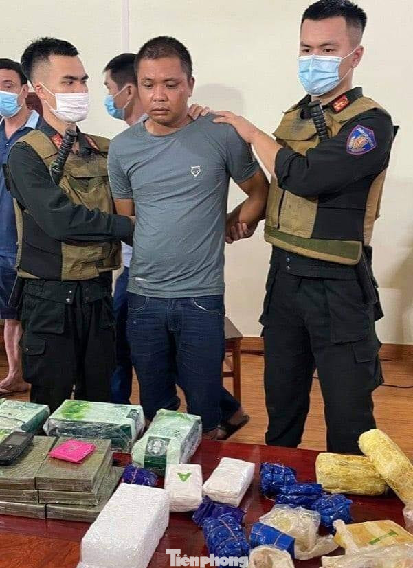 Khám xét nhà riêng của Hà Văn Thái, công an tiếp tục thu giữ một lượng lớn ma tuý các loại - Ảnh: Hoàng Long Khám xét nhà riêng của Hà Văn Thái, công an tiếp tục thu giữ một lượng lớn ma tuý các loại - Ảnh: Hoàng Long