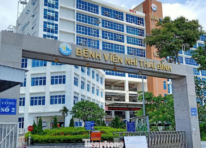 Tại Bệnh viện Nhi tỉnh Thái Bình đang cách ly, điều trị 32 bệnh nhi mắc COVID-19 - Ảnh: Hoàng Long