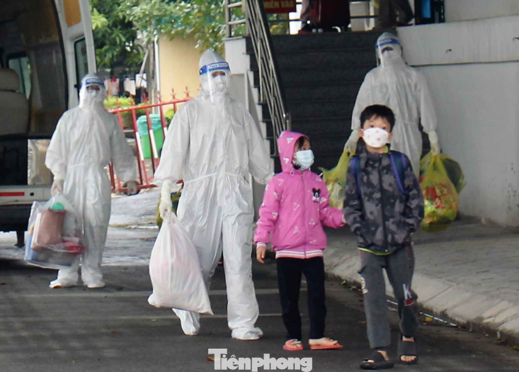 Các cháu bé mắc COVID-19 được bác sỹ đưa về nhà sau thời gian cách ly, điều trị tại viện - Ảnh: Hoàng Long