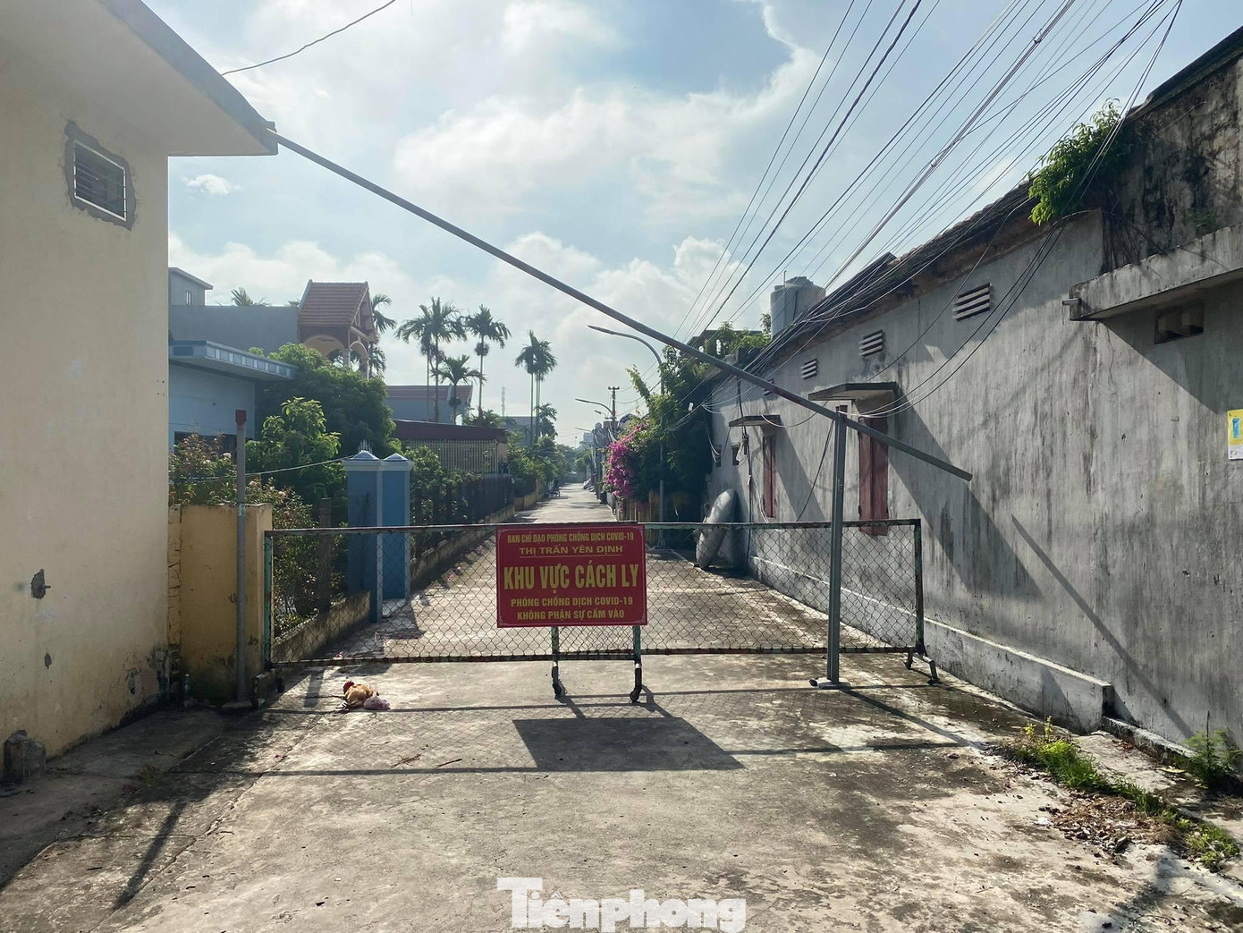 Các khu vực có người mắc COVID-19 được giám sát, đảm bảo "nội bất xuất, ngoại bất nhập" - Ảnh: Hoàng Long Các khu vực có người mắc COVID-19 được giám sát, đảm bảo "nội bất xuất, ngoại bất nhập" - Ảnh: Hoàng Long