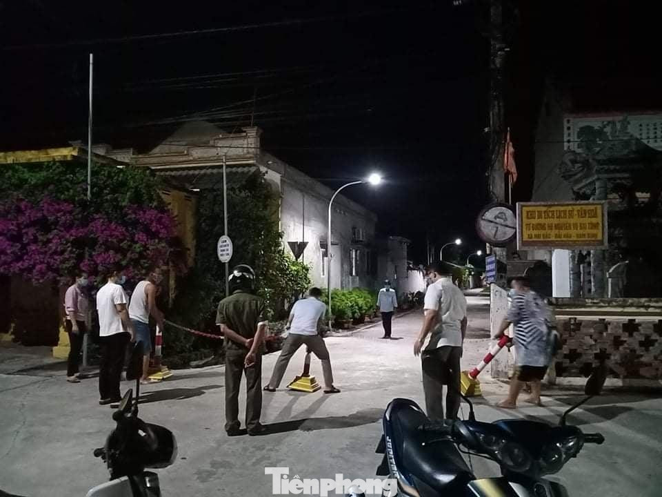 Ngày trong đêm 31/8, lực lượng chức năng đã tién hành phong toả khu vực có người mắc COVID-19 - Ảnh: Hoàng Long. Ngày trong đêm 31/8, lực lượng chức năng đã tién hành phong toả khu vực có người mắc COVID-19 - Ảnh: Hoàng Long.