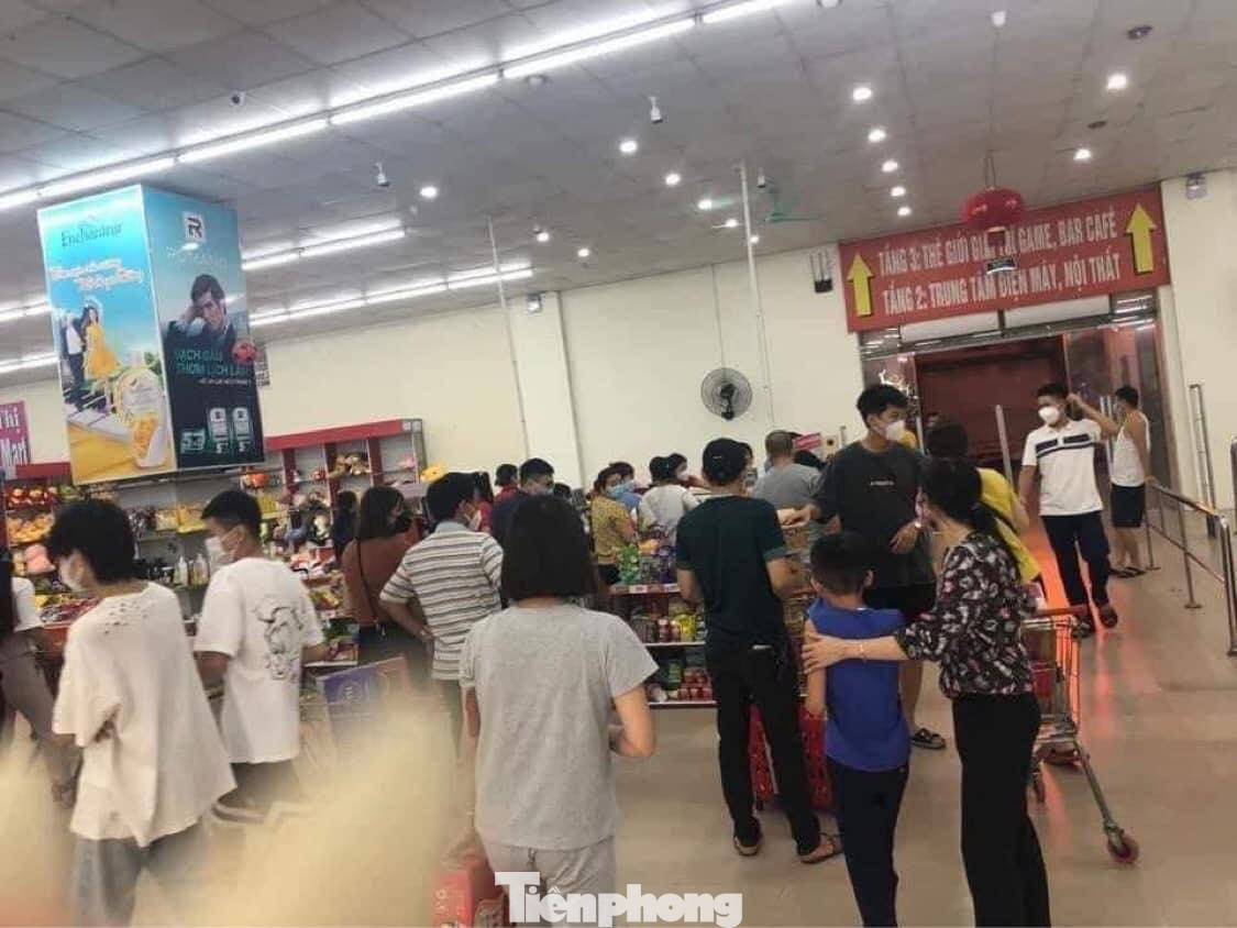 UBND huyện Hải Hậu khuyến cáo người dân không nên lo lắng, tập trung đi mua lương thực, hàng hoá, gây ảnh hưởng đến công tác phòng chống dịch - Ảnh: Hoàng Long UBND huyện Hải Hậu khuyến cáo người dân không nên lo lắng, tập trung đi mua lương thực, hàng hoá, gây ảnh hưởng đến công tác phòng chống dịch - Ảnh: Hoàng Long