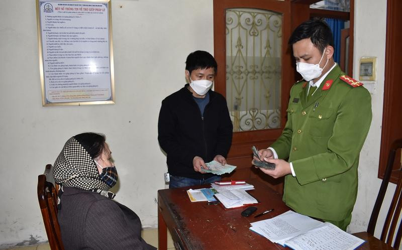 Công an Ninh Bình lấy lời khai của người phụ nữ cho vay nặng lãi - Ảnh: Hoàng Long Công an Ninh Bình lấy lời khai của người phụ nữ cho vay nặng lãi - Ảnh: Hoàng Long