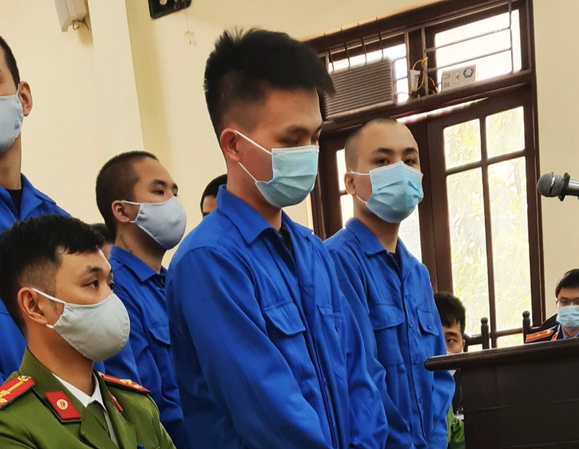 Tiến "trắng" (ngoài cùng bên phải) vừa bị xử tù 3 năm vì tội Cố ý gây thương tích - Ảnh: Hoàng Long