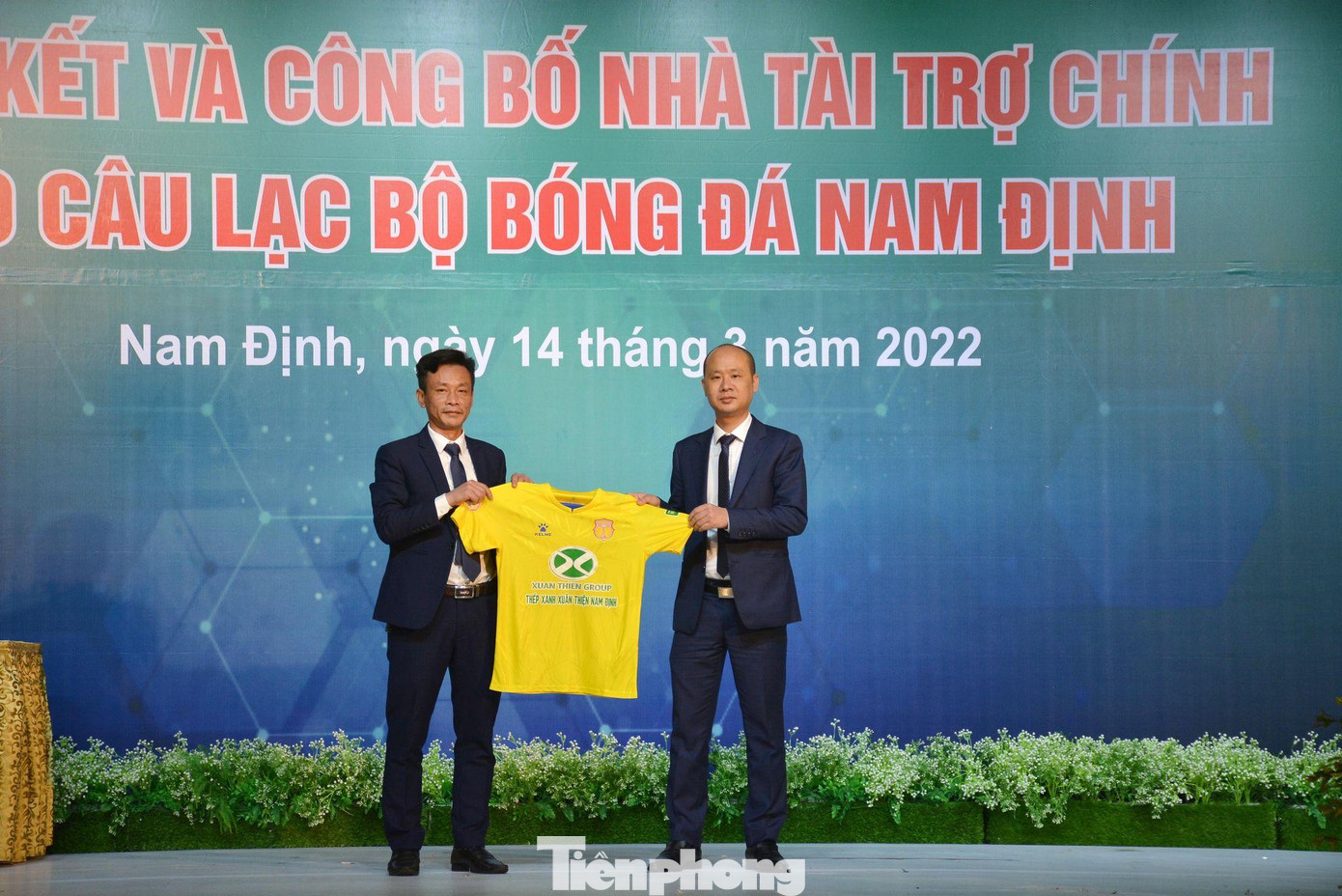 Từ mùa giải 2022, CLB bóng đá Nam Định sẽ ra sân trong màu áo vàng - Ảnh: Hoàng Long Từ mùa giải 2022, CLB bóng đá Nam Định sẽ ra sân trong màu áo vàng - Ảnh: Hoàng Long
