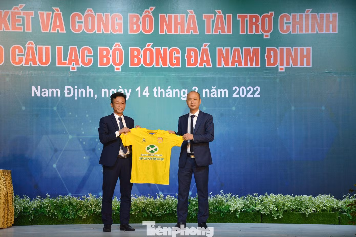 Từ mùa giải 2022, CLB bóng đá Nam Định sẽ ra sân trong màu áo vàng - Ảnh: Hoàng Long Từ mùa giải 2022, CLB bóng đá Nam Định sẽ ra sân trong màu áo vàng - Ảnh: Hoàng Long