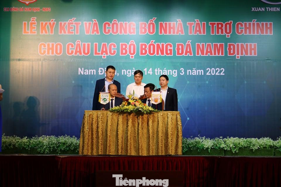 Lãnh đạo tỉnh Nam Định chứng kiến lễ ký hợp đồng tài trợ cho đội bóng - Ảnh: Hoàng Long Lãnh đạo tỉnh Nam Định chứng kiến lễ ký hợp đồng tài trợ cho đội bóng - Ảnh: Hoàng Long