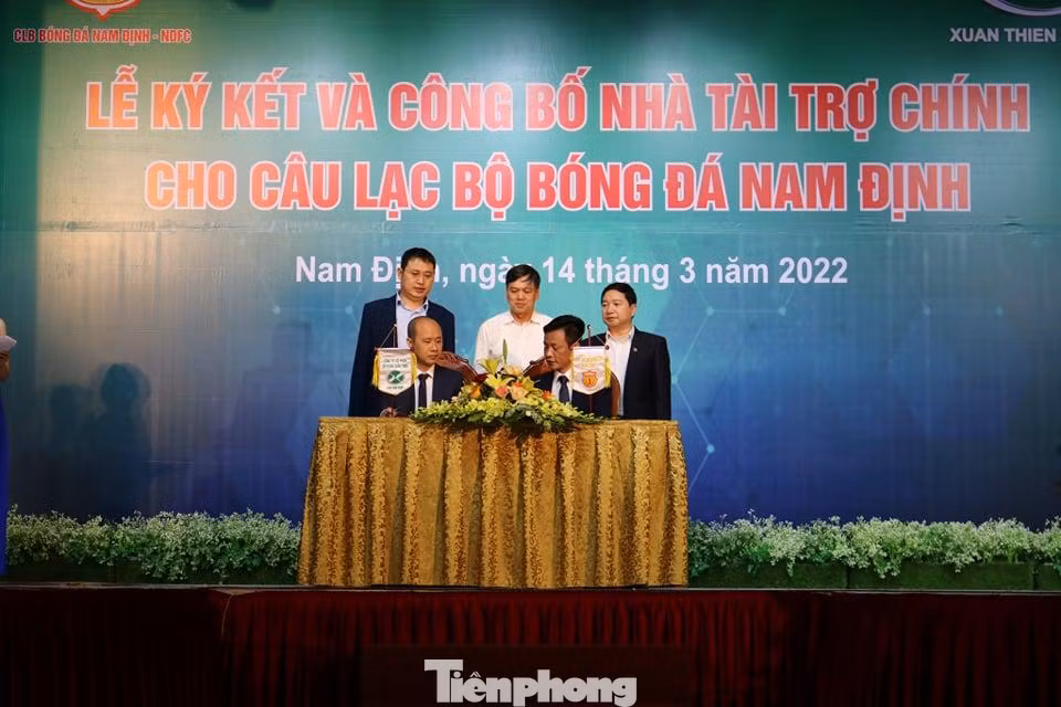 Lãnh đạo tỉnh Nam Định chứng kiến lễ ký hợp đồng tài trợ cho đội bóng - Ảnh: Hoàng Long Lãnh đạo tỉnh Nam Định chứng kiến lễ ký hợp đồng tài trợ cho đội bóng - Ảnh: Hoàng Long
