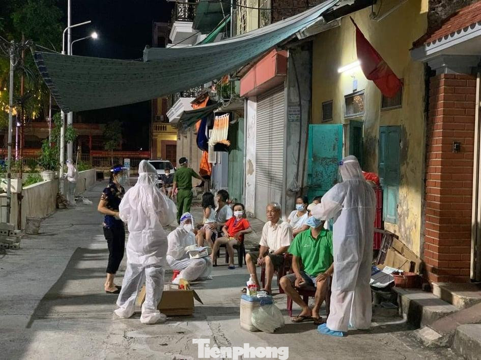 Đến chiều tối 28/9, tỉnh Hà Nam đã hoàn thành tiêm vắc xin cho 16/21 phường xã thuộc tâm dịch thành phố Phủ Lý - Ảnh: Hoàng Long