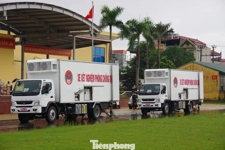 Quân đội điều động 4 xe xét nghiệm lưu động đến hỗ trợ tỉnh Hà Nam - Ảnh: Hoàng Long