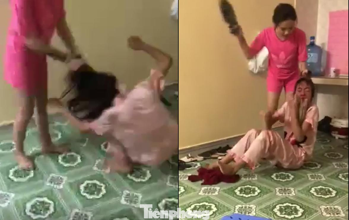 Không chỉ đánh đập, nhóm người này còn bắt nạn nhân tự cởi hết quần áo, nhét khăn vào miệng rồi hành hạ - Ảnh cắt từ clip