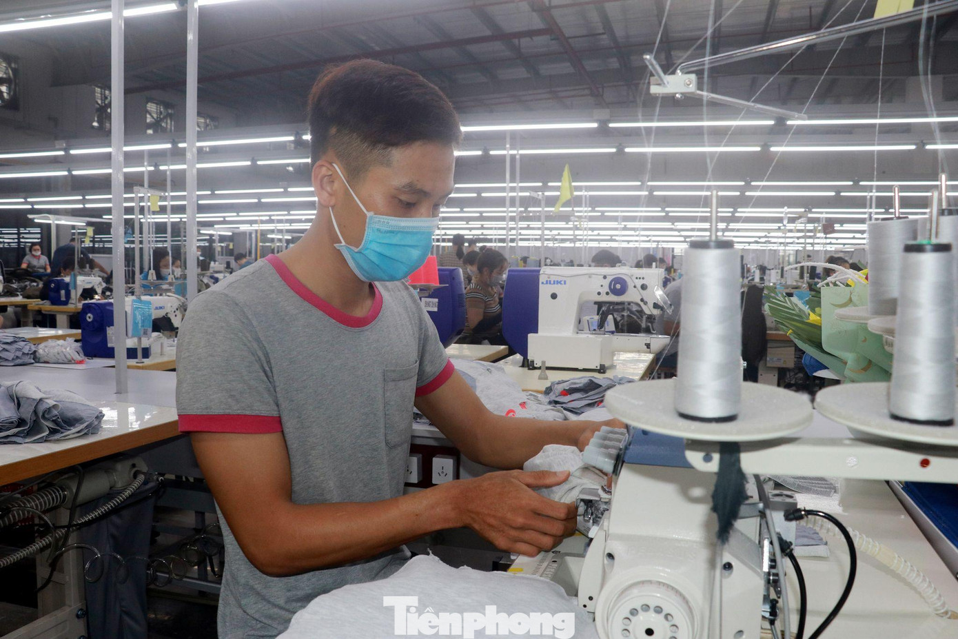 "Người hùng" nhảy sông cứu người hiện đang là công nhân của Công ty CP may Sông Hồng - Ảnh: Hoàng Long "Người hùng" nhảy sông cứu người hiện đang là công nhân của Công ty CP may Sông Hồng - Ảnh: Hoàng Long