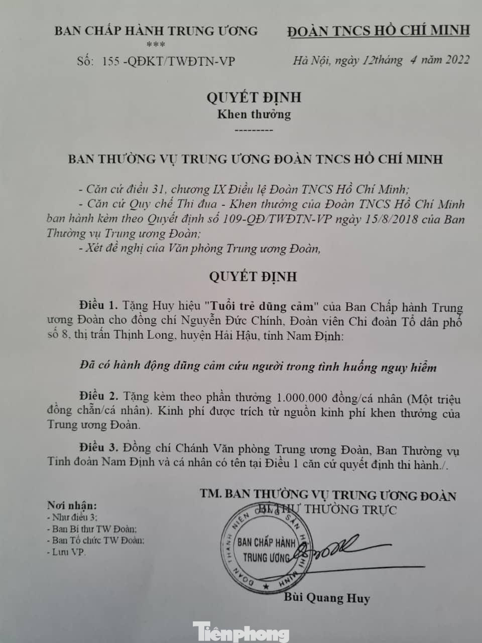 TW Đoàn quyết định tặng Huy hiệu "Tuổi trẻ dũng cảm" cho anh Nguyễn Đức Chính - Ảnh: TĐNĐ TW Đoàn quyết định tặng Huy hiệu "Tuổi trẻ dũng cảm" cho anh Nguyễn Đức Chính - Ảnh: TĐNĐ