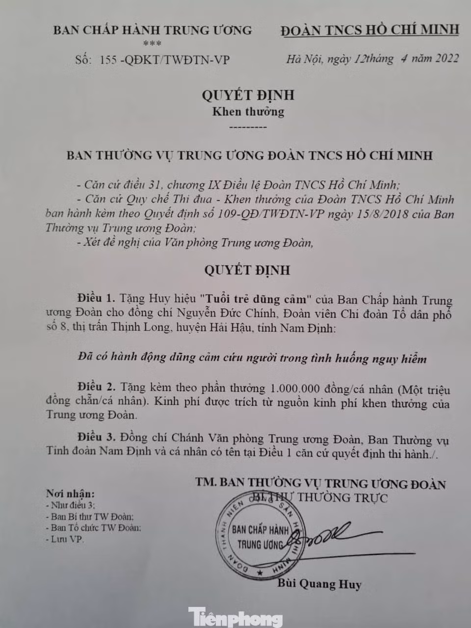 TW Đoàn quyết định tặng Huy hiệu "Tuổi trẻ dũng cảm" cho anh Nguyễn Đức Chính - Ảnh: TĐNĐ