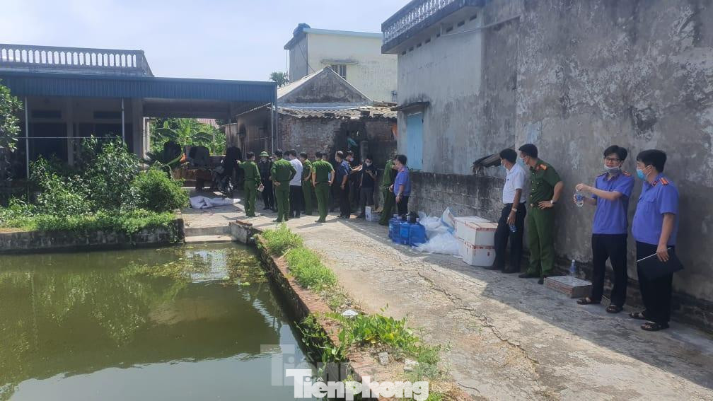 Cơ quan chức năng điều tra tại hiện trường vụ thảm sát - Ảnh: Hoàng Long