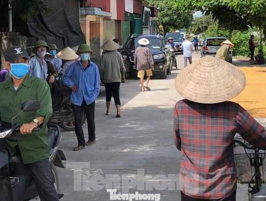 Đến chiều 28/6, nhiều người dân vẫn tập trung ở khu nhà nạn nhân để theo dõi sự việc - Ảnh: Hoàng Long Đến chiều 28/6, nhiều người dân vẫn tập trung ở khu nhà nạn nhân để theo dõi sự việc - Ảnh: Hoàng Long