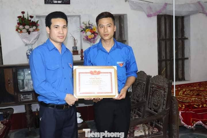 Bí thư Tỉnh Đoàn Nam Định Triệu Văn Thái (trái) trao tặng Bằng khen của Tỉnh Đoàn cho anh Nguyễn Đức Chính - Ảnh: Hoàng Long