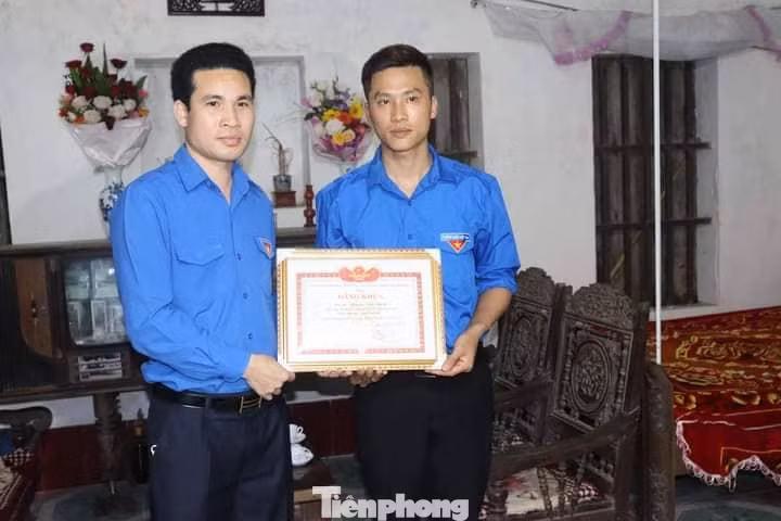 Bí thư Tỉnh Đoàn Nam Định Triệu Văn Thái (trái) trao tặng Bằng khen của Tỉnh Đoàn cho anh Nguyễn Đức Chính - Ảnh: Hoàng Long