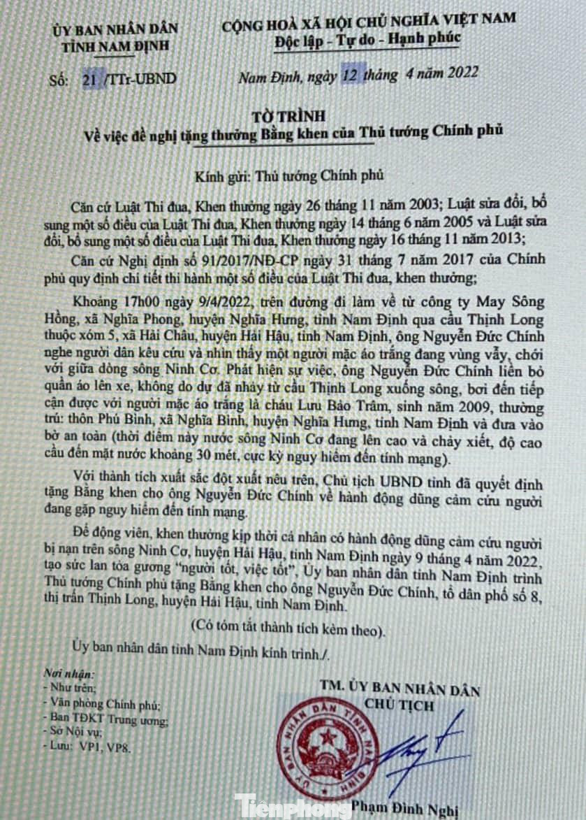UBND tỉnh Nam Định tặng Bằng khen và lập tờ trình đề nghị Thủ tướng Chính phủ tặng bằng khen cho anh Nguyễn Đức Chính - Ảnh: Hoàng Long