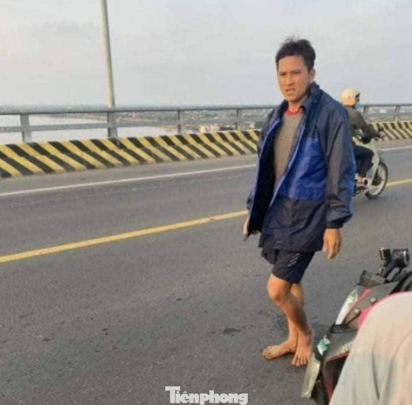 Anh Nguyễn Đức Chính lao mình xuống sông và cứu được cháu gái - Ảnh: CTV