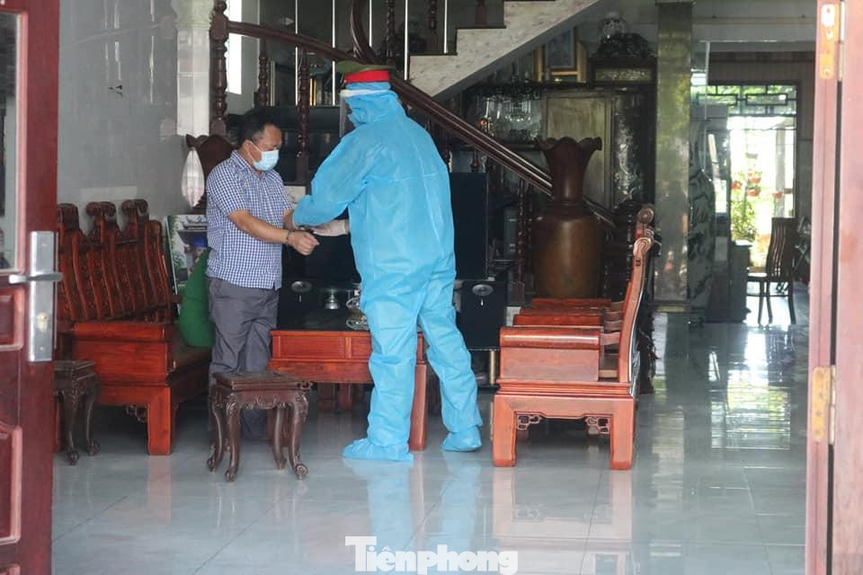 Công an đọc lệnh và bắt giam chủ nhà xe Đức Nguyện tại nhà riêng - Ảnh: Hoàng Long