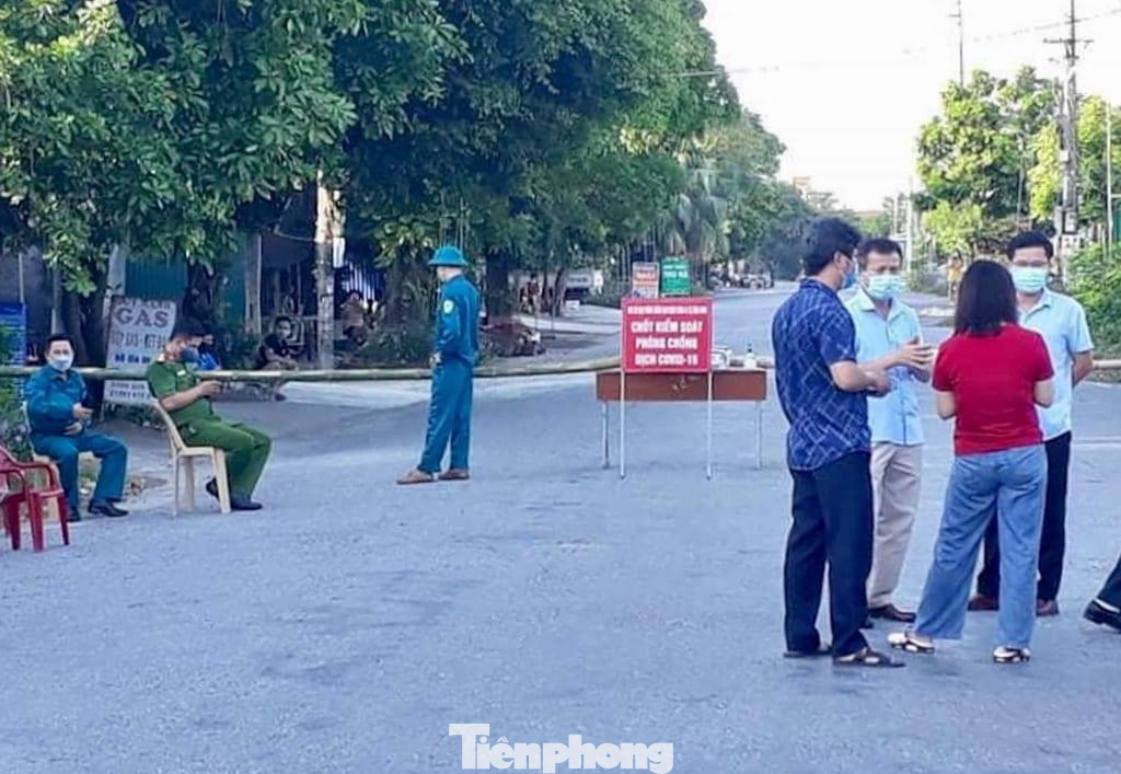 Lực lượng chức năng tiến hành phong toả thôn Thanh Lâm, xã Đông Minh, huyện Tiền Hải - Ảnh: Hoàng Long Lực lượng chức năng tiến hành phong toả thôn Thanh Lâm, xã Đông Minh, huyện Tiền Hải - Ảnh: Hoàng Long