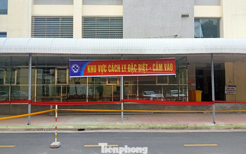 Bệnh nhân tái dương tính được đưa đến điều trị tại Khoa truyền nhiễm, Bệnh viện Đa khoa tỉnh Thái Bình - Ảnh: Hoàng Long Bệnh nhân tái dương tính được đưa đến điều trị tại Khoa truyền nhiễm, Bệnh viện Đa khoa tỉnh Thái Bình - Ảnh: Hoàng Long