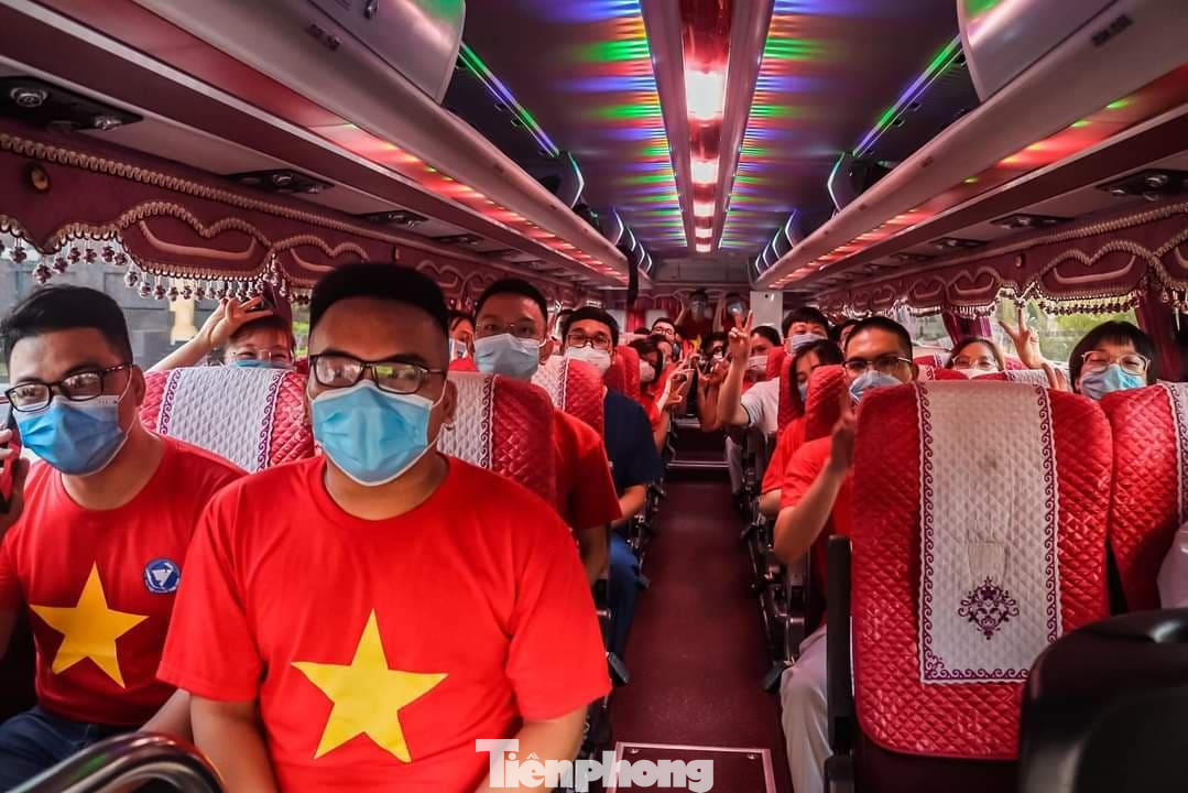 72 giảng viên, sinh viên y tế Trường Đại học Y Dược Thái Bình tình nguyện lên huyện Việt Yên, Bắc Giang tham gia chống dịch - Ảnh: Hoàng Long