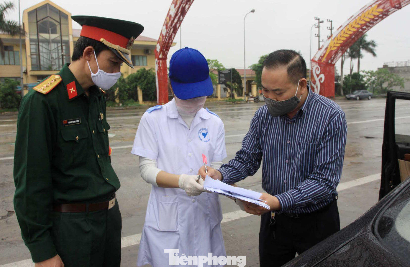 Tiến hành kiểm tra y tế và khai báo y tế bắt buộc đối với người từ các tỉnh ngoài vào Thái Bình tại cửa ngõ Cầu Đò Quan - Ảnh: Hoàng Long Tiến hành kiểm tra y tế và khai báo y tế bắt buộc đối với người từ các tỉnh ngoài vào Thái Bình tại cửa ngõ Cầu Đò Quan - Ảnh: Hoàng Long