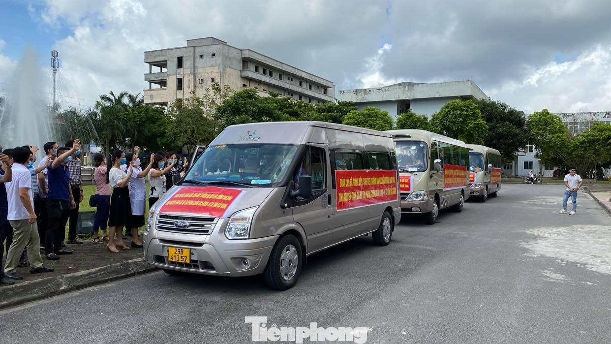 54 giảng viên, sinh viên Đại học Điều dưỡng Nam Định "xuất quân" tình nguyện lên Bắc Giang chống dịch - Ảnh: Hoàng Long