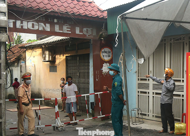 Sau thôn Lê Lợi, nhiều khu dân cư ở thành phố Phủ Lý bị phong toả vì có người mắc COVID-19. Ảnh: Hoàng Long