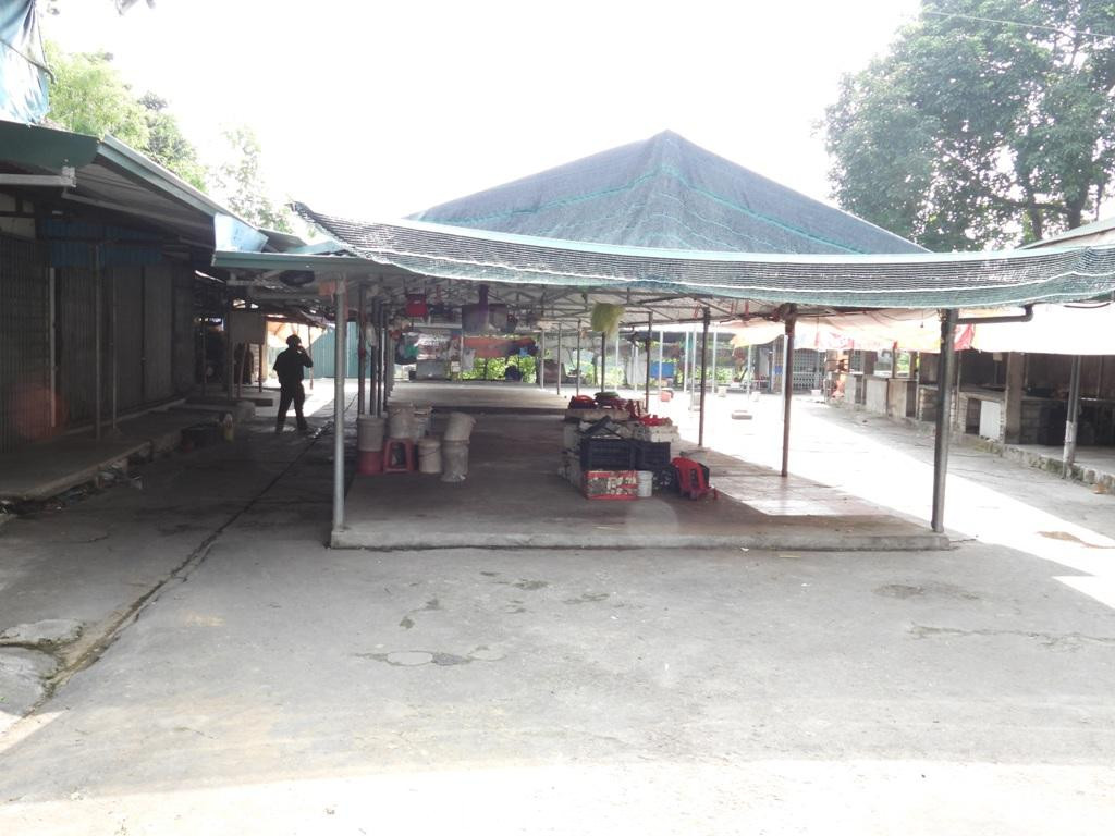 Dừng họp chợ Phù Vân, cho học sinh toàn thành phố Phủ Lý tạm nghỉ học từ ngày 20/9 để chống dịch - Ảnh: Hoàng Long