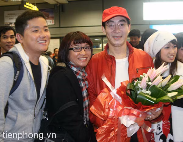 Nhanh chóng bị người hâm mộ Việt Nam và nước ngoài có mặt tại sân bay Nội Bài vây quanh.