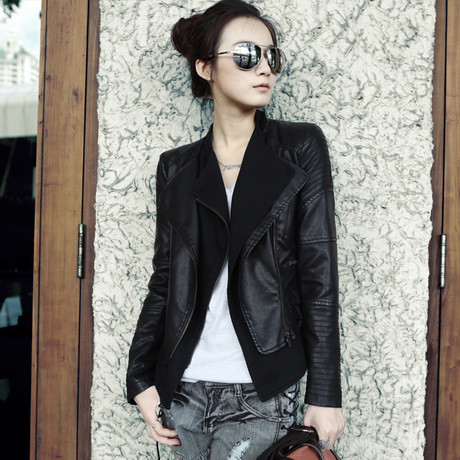 Áo phao, áo da hay những item cotton pha nilon khó thấm nước chính là những món đồ hoàn hảo cho những ngày mưa phùn thế này. Ngoài ra những kiểu áo sơ mi, đặc biệt là sơ mi denim cũng là một lựa chọn không tồi đâu nhé! Shorts, chân váy cotton tiện dụng hay skinny jeans sẽ giúp bạn cảm thấy năng động và thoải mái hơn. Cuối cùng là giữ cho đôi chân khỏi ướt bằng một đôi ủng đi mưa thật xinh, hay boots và giày da... vậy là bạn đã có ngay set đồ đi mưa thật hợp lý và thời trang rồi đấy!