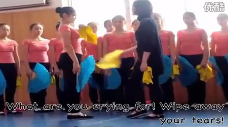 Tiếp tục nạt nộ ngay cả khi nữ sinh bật khóc